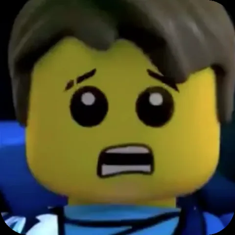Анимация с лицом персонажа LEGO Ninjago Джея, выражающим сильное беспокойство или страх.