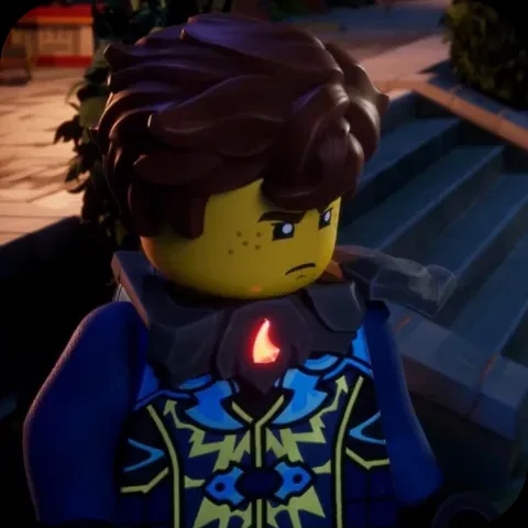 Анимация персонажа Джея из LEGO Ninjago в синем костюме, который хмурится и качает головой.