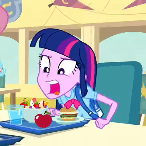 Анимированная девушка из мультфильма «My Little Pony: Equestria Girls» (Твайлайт Спаркл) сидит за столом в столовой. На подносе перед ней салат и гамбургер. Она резко наклоняется к столу, хватает зубами красное яблоко и выпрямляется, жуя его с закрытыми глазами.