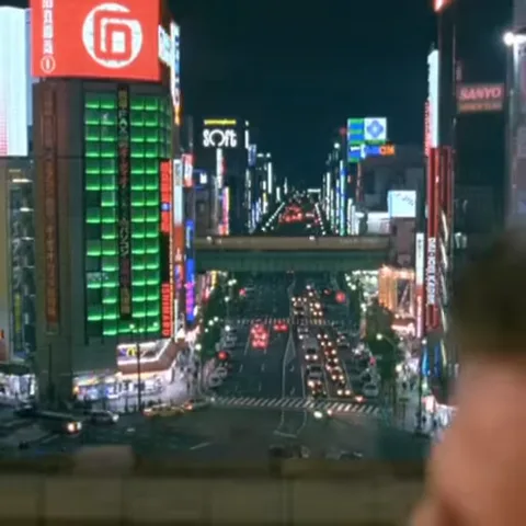 Два мужчины спорят, один показывает пальцем, на фоне ночной улицы города.