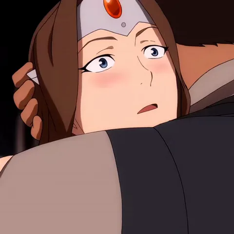 Аниме-парень в диадеме меняет смущенное лицо на уверенную улыбку