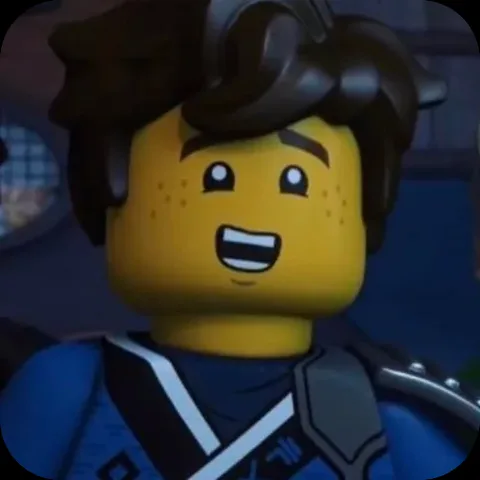 Анимация персонажа Джея из LEGO Ninjago в синей броне, который весело скачет и широко улыбается.
