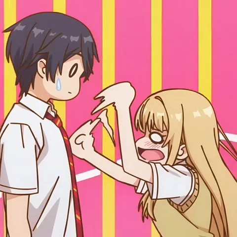 Девушка из аниме «Милая в маске» (Himouto! Umaru-chan) в образе Хибари кричит и указывает пальцем на своего брата Тайхэя.