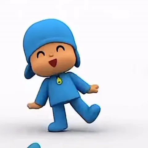 3D-персонаж Pocoyo из мультсериала «Почо́йо» танцует на белом фоне. Он улыбается, закрыв глаза от удовольствия, и ритмично переступает ногами.