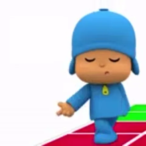3D-персонаж Pocoyo в синем костюме танцует на разноцветном полу с закрытыми глазами.