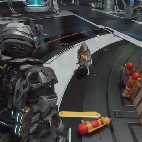 3D-анимация девушки с длинными светлыми волосами и рожками. Она одета в объемное белое пальто и босиком. В руках она держит большой оранжево-розовый игрушечный пистолет и направляет его вперед, находясь в высокотехнологичном ангаре.