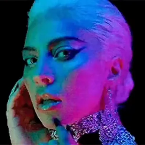 Портрет Lady Gaga с короткими светлыми волосами и ярким макияжем, подсвеченный синим и розовым неоном на черном фоне.