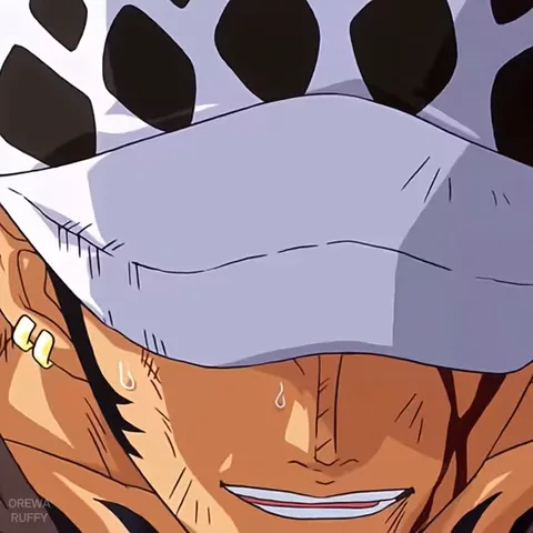 Анимация крупного плана лица Трафальга Ло из аниме One Piece. Он скалится, демонстрируя напряжение, на его лице видны следы крови и пота.