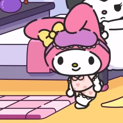 Персонаж My Melody в розовой шапке-капюшоне и пижаме с сердечками ходит по комнате. На заднем плане виден белый персонаж с черными ушами.