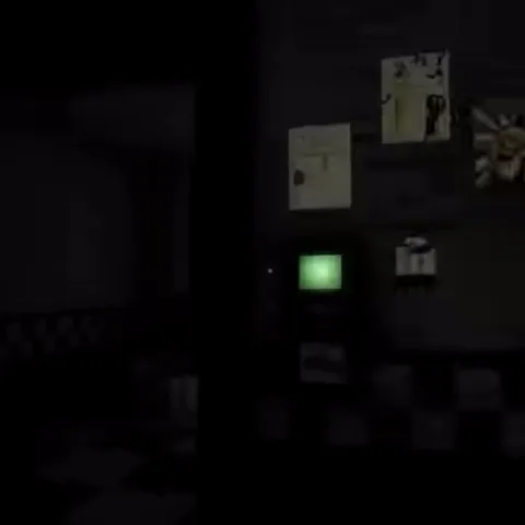 Анимация тёмной игровой комнаты с мониторами наблюдения, которые меняют цвет с зелёного на красный.