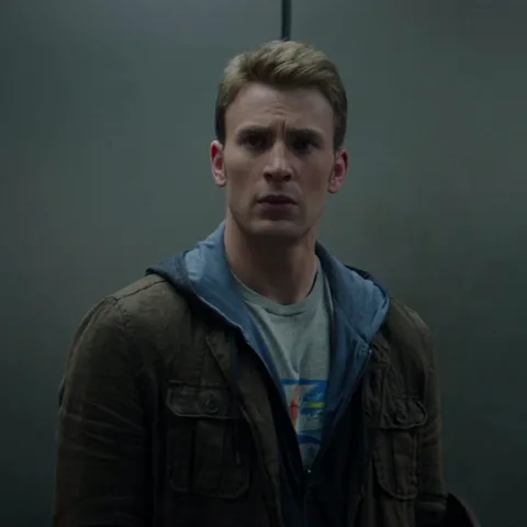 Крупный план мужчины со светлыми волосами, который выглядит растерянным и удивлённым.