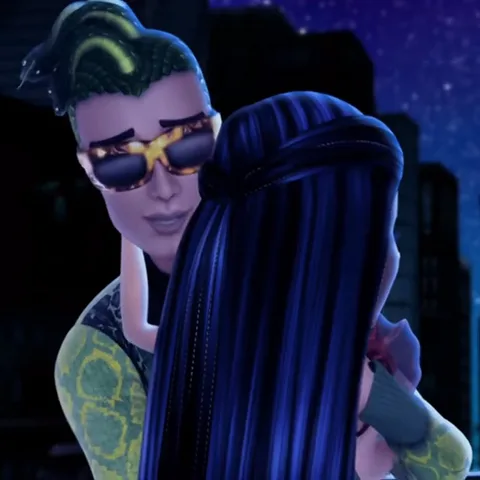 Анимация с персонажами Клео де Нил и Деусом Горгоном из Monster High, которые обнимаются на улице ночью.