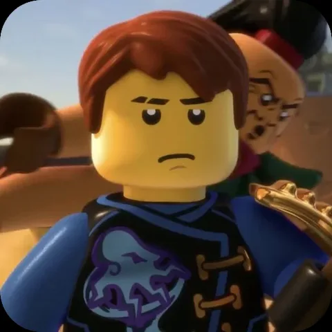 Анимация персонажа Джея из LEGO Ninjago в тёмной броне с серьезным лицом.