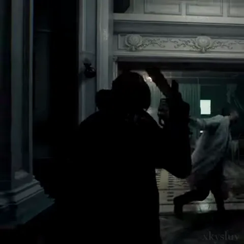 Анимация сцены стрельбы из видеоигры Resident Evil, где Леон Кеннеди использует пистолет в темном помещении.