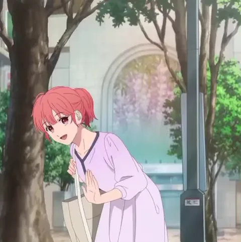 Розоволосая девушка в белом платье делает поклон на улице, а затем отворачивается спиной к камере.