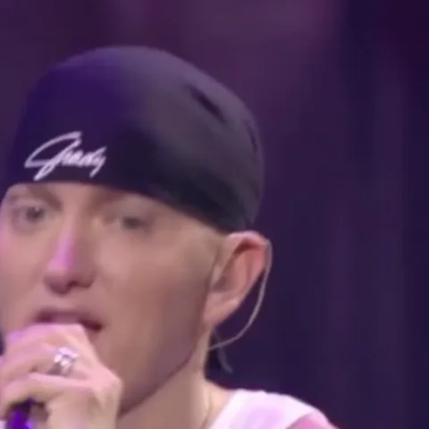 Анимация с Eminem, читающим рэп на концерте.