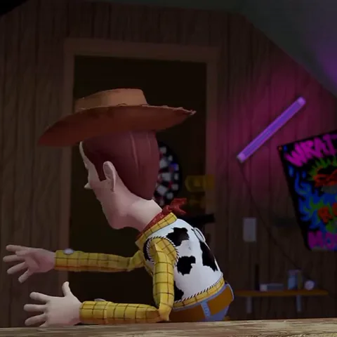 Анимация Вуди из Toy Story: персонаж поворачивается от стола и радостно улыбается.