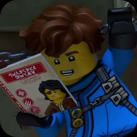 Анимация персонажа Джея из LEGO Ninjago, который держит книгу и улыбается.