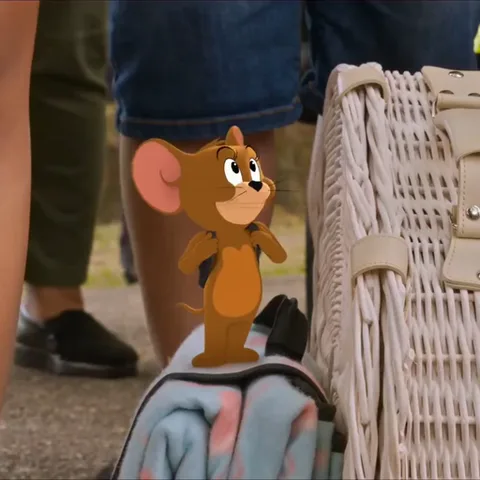 Анимация с мышонком Джерри в стиле Tom & Jerry. Он стоит на багаже, одет в рюкзак и меняет выражение лица от довольного до удивленного.