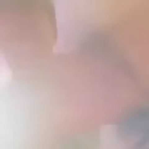 Мужчина в серой футболке активно танцует и машет руками на камеру.