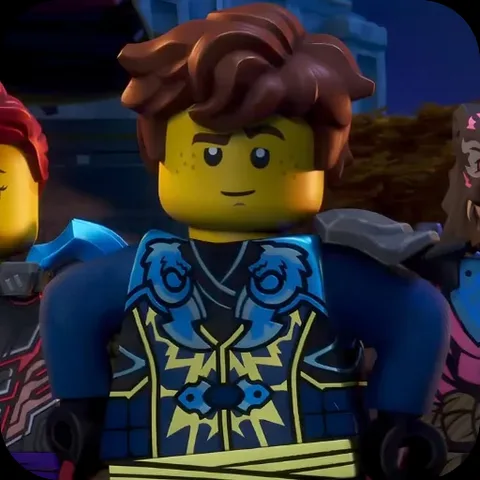 Анимация персонажа Джея из LEGO Ninjago в синей броне, который моргает.