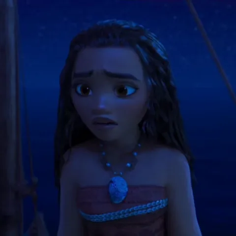Анимация Моаны из мультфильма Disney, которая выглядит растерянной на фоне ночного океана.