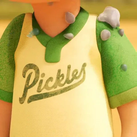 Девочка в футболке "Pickles", к её плечу прилипло маленькое серое существо.