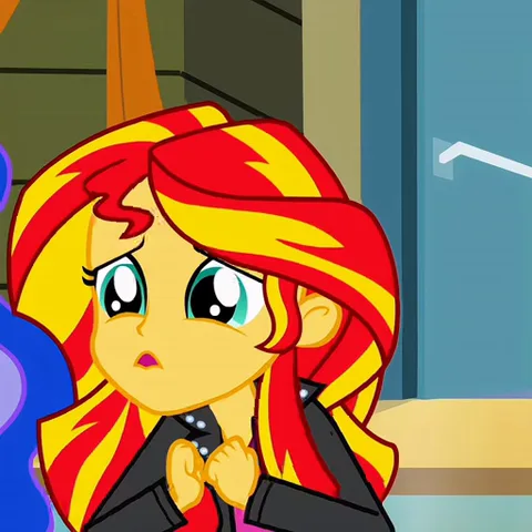 Анимация персонажа из My Little Pony: Equestria Girls — Сансет Шиммер. Сначала она выглядит обеспокоенной, прижимая руки к груди, затем хмурится и смотрит исподлобья с недоверием.
