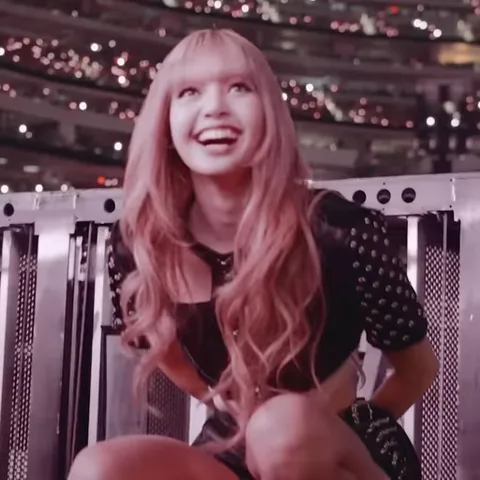 Анимация с Лизой из BLACKPINK, которая смеётся на фоне стадиона.
