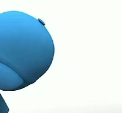 3D-персонаж Pocoyo с закрытыми глазами плавно разводит руки в стороны в танцевальном движении на белом фоне.