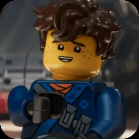 Анимация с фигуркой Джая из LEGO Ninjago в синем кибер-костюме, который слегка покачивается и улыбается на размытом сером фоне.