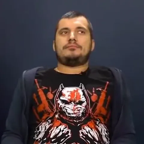 Мужчина в футболке с принтом смотрит вверх.