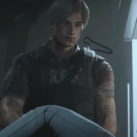 3D-модель персонажа Леона Кеннеди из игры Resident Evil сидит на полу в темном помещении, одет в тактический жилет с надписью R.P.D., лицо испачкано кровью.