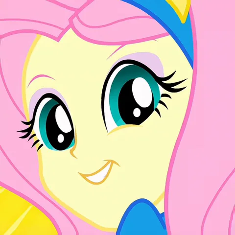 Анимированный персонаж Флаттершай из My Little Pony: Equestria Girls подмигивает и улыбается.