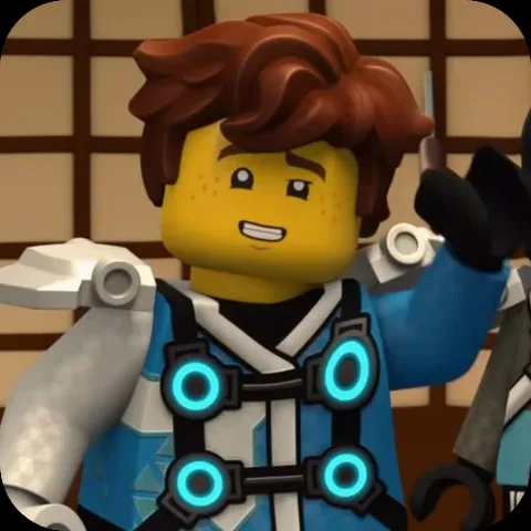 Анимация персонажа Джея из LEGO Ninjago в синем высокотехнологичном костюме, который улыбается и машет рукой на фоне деревянной решётки.