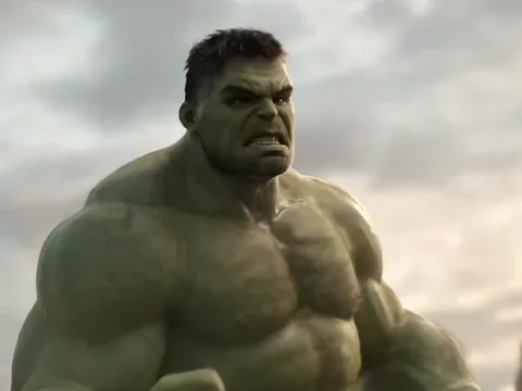 Анимация Халка из вселенной Marvel, который кричит от злости на фоне грозового неба.