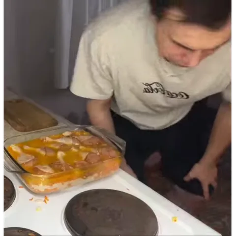 Анимация парня, который сидит на кухне и бьёт себя по ногам.