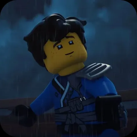 Анимация персонажа Джея из LEGO Ninjago в синей одежде, стоящего под дождём с лёгкой улыбкой.