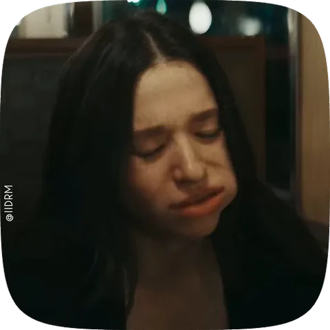 Девушка с набитыми щеками ест, закрыв глаза.