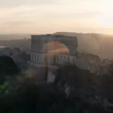 Анимация замка на холме во время заката.