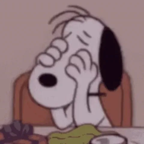 Анимация персонажа Снупи из комикса Peanuts, который закрывает лицо лапами в жесте отчаяния.