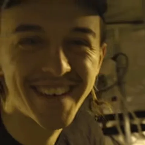 Крупный план лица Tommy Cash, который смеется.