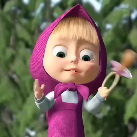 Анимация: 3D-персонаж Маша из мультсериала «Маша и Медведь» весело трясёт детской погремушкой на фоне зелени.