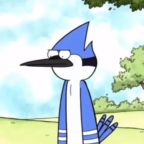 Анимация персонажа Мордекая из мультсериала «Обычно немного странного шоу», который поднимает руки с растопыренными пальцами-когтями.