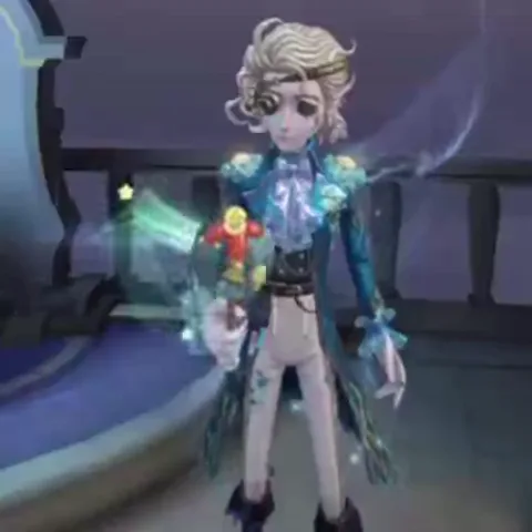 3D-модель персонажа из игры Identity V в синем фраке со светлыми кудрявыми волосами, держащего светящуюся зелёную палочку с маленькой фигуркой на конце.