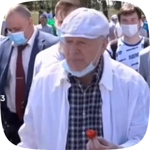 Анимация пожилого мужчины в белой одежде, который жестикулирует указательным пальцем и держит помидор.