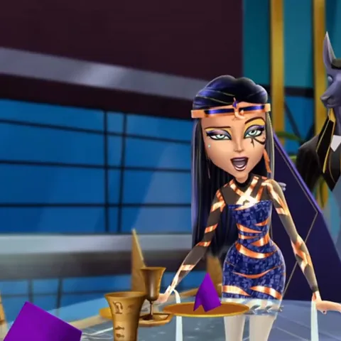 Анимация персонажа Клео де Нил из Monster High, которая сидит за столом и эмоционально размахивает руками во время разговора.