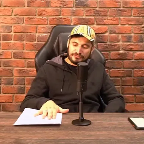 Мужчина в кепке показывает жест «класс» большим пальцем вверх.