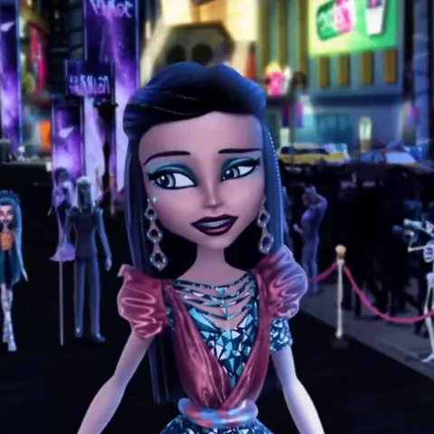 Анимация с персонажем Клео де Нил из Monster High. Она одета в розовое платье с бирюзовым узором и крупные серьги. На фоне видна улица с неоновыми вывесками. Персонаж смущенно улыбается и смотрит в сторону.