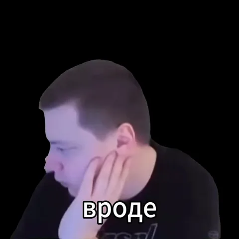 Молодой человек в черной футболке опирается щекой на руку и комментирует ситуацию фразами с матом.